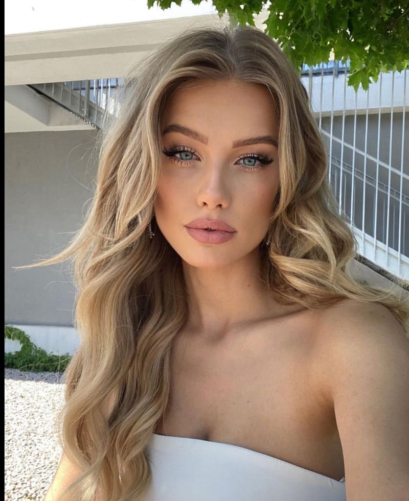 Justyna in witte jurk