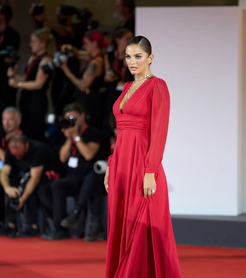 Seyla in rood kleed
