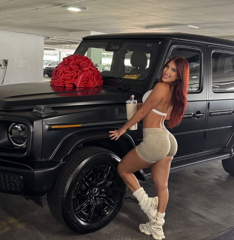Isabella met dikke kont naast auto