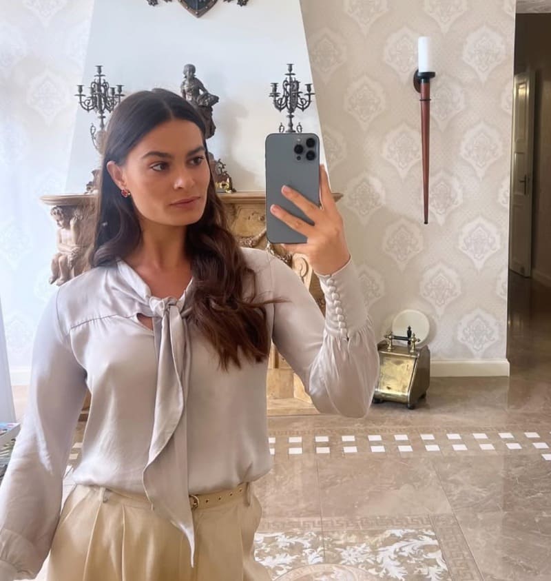 Sexy Patricia in witte outfit