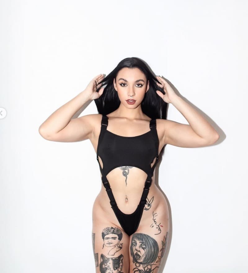 Ana met sexy pakje