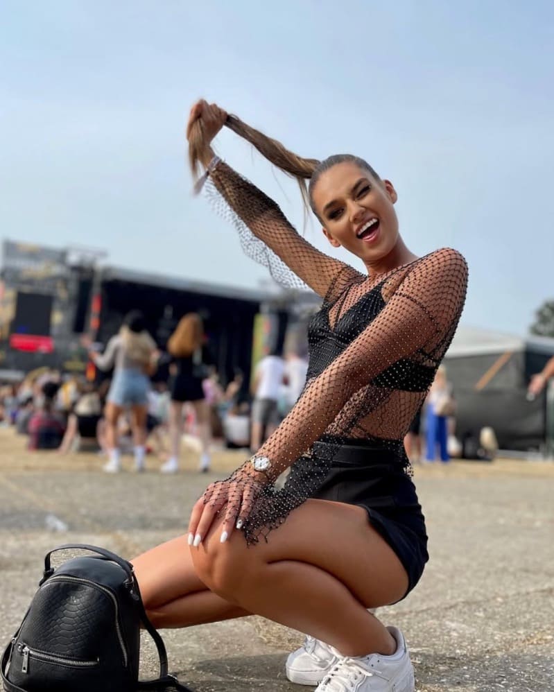 Babe in korte outfit