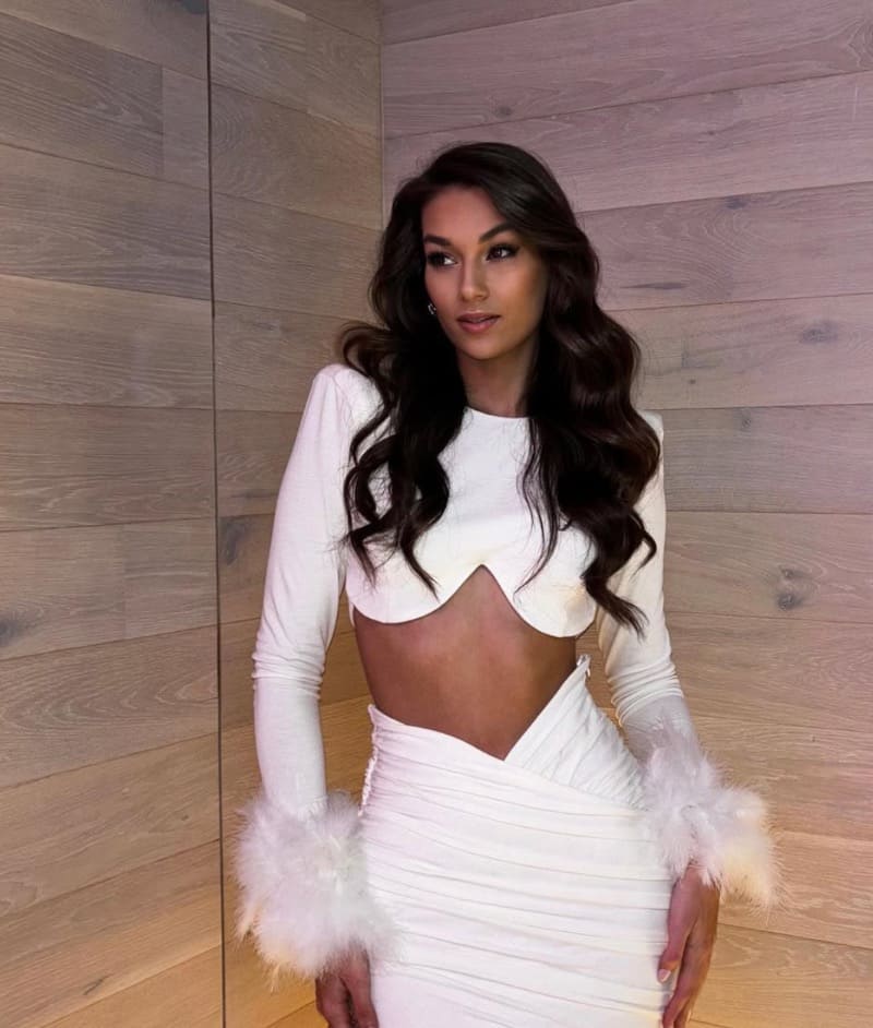 Babe in sexy witte jurk
