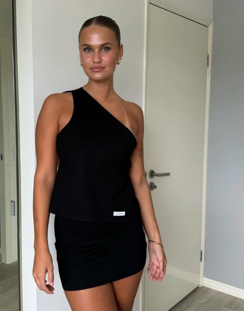 Hottie in strakke outfit