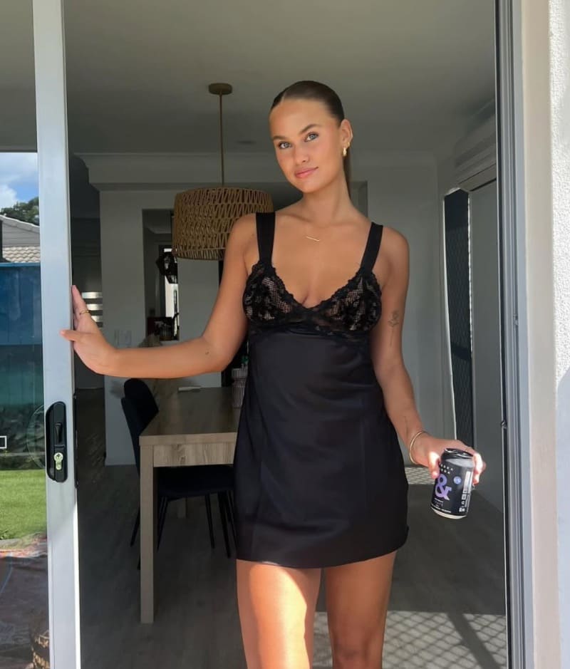 Babe in zwarte nachtkleding