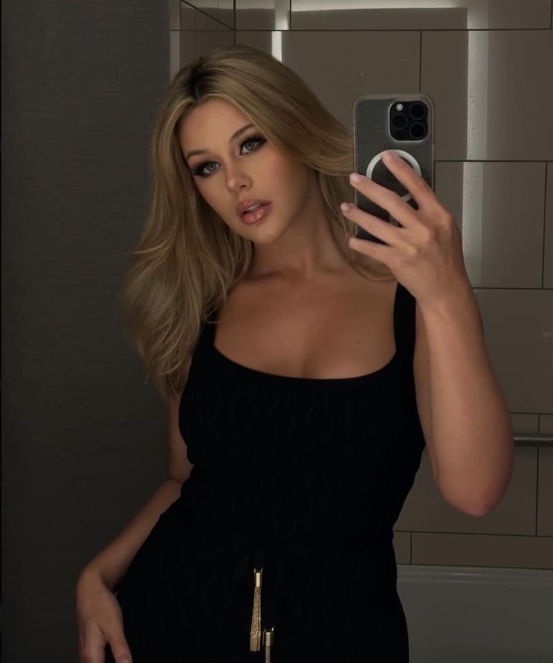 Babe in sexy zwarte jurk