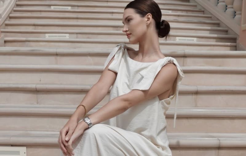 Sexy babe in witte jurk