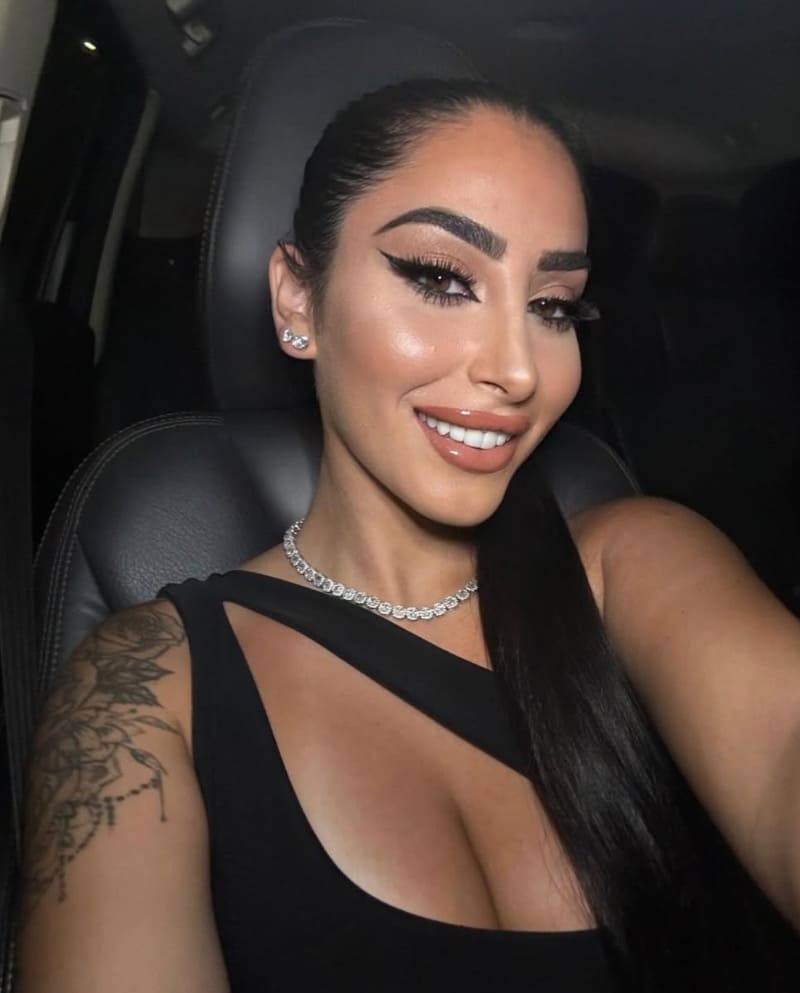 Babe met dikke tieten in auto