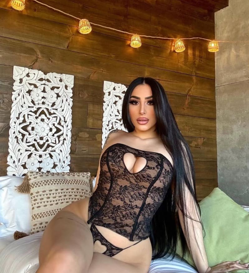 Nina in zwarte lingerie