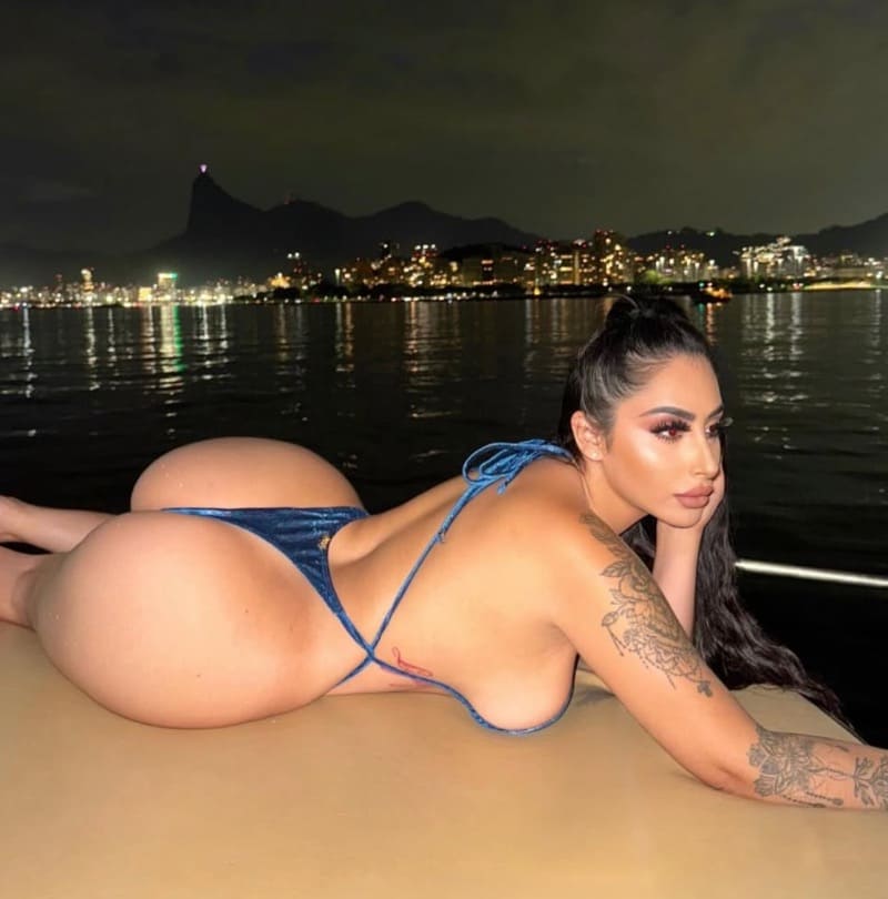 Babe in sexy bikini