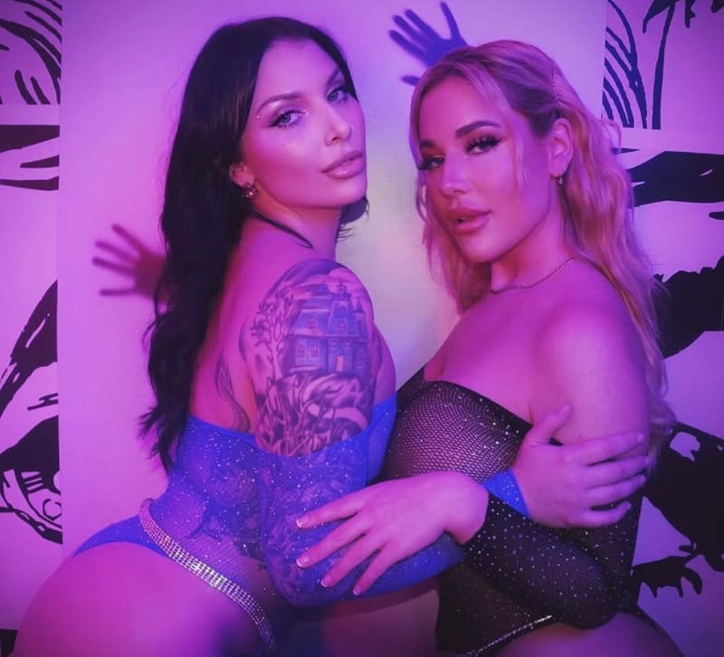 Ivy met een sexy blonde vriendin