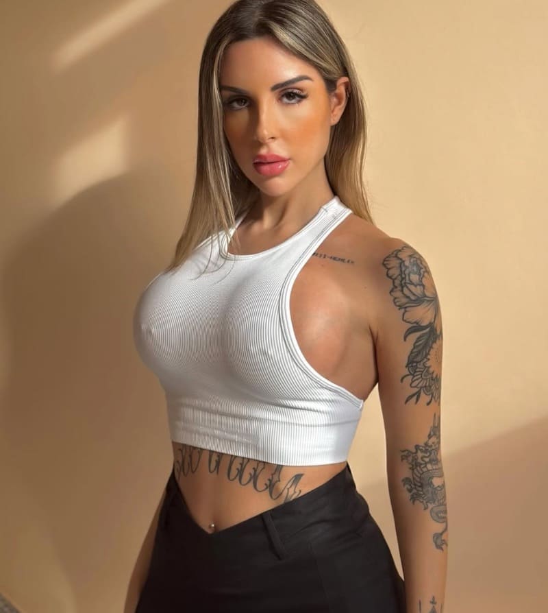 Babe in a sexy strak topje