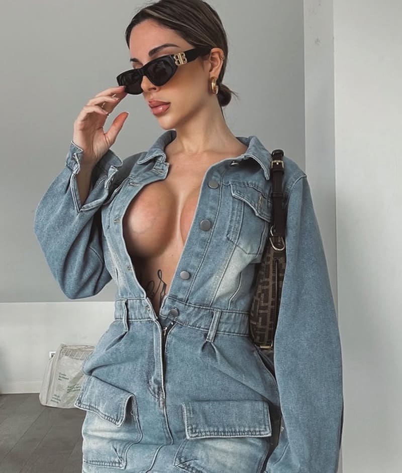Babe met dikke tieten in jeans