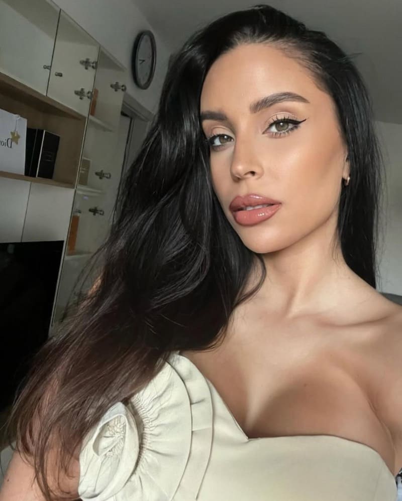 Babe in wit topje