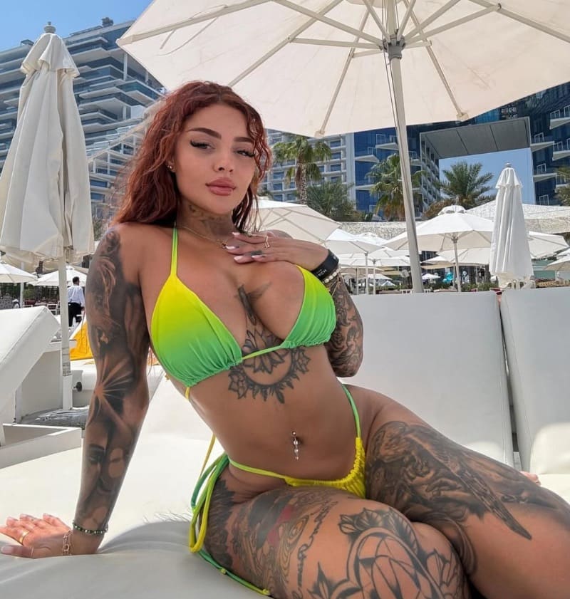 Marcellina in groene bikini