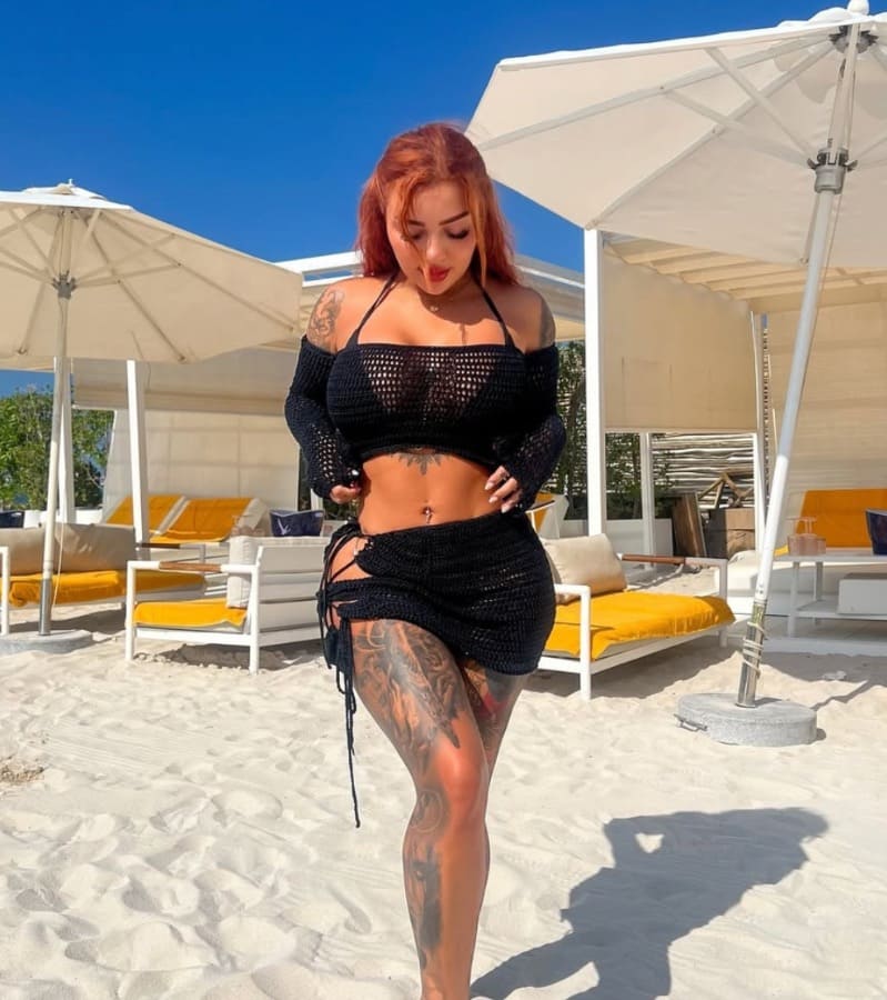 Babe op strand in zwarte bikini