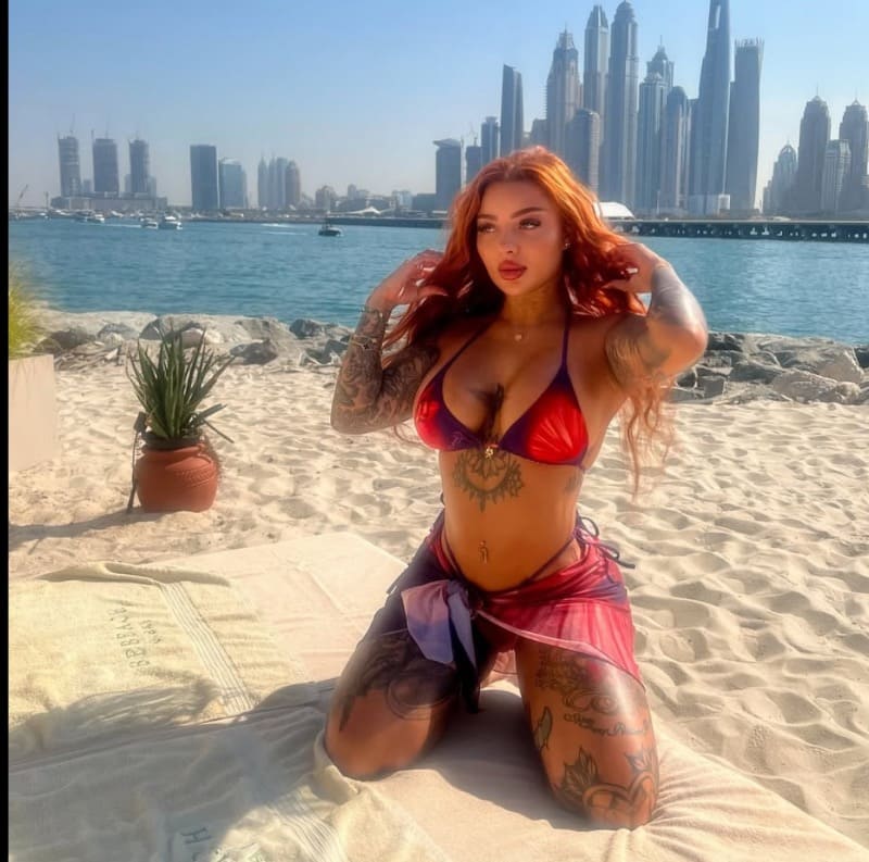 Marcellina in roze sexy bikini
