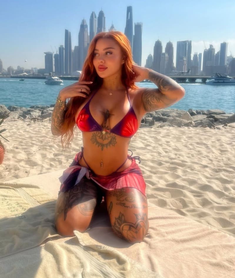 Hottie in roze bikini op strand