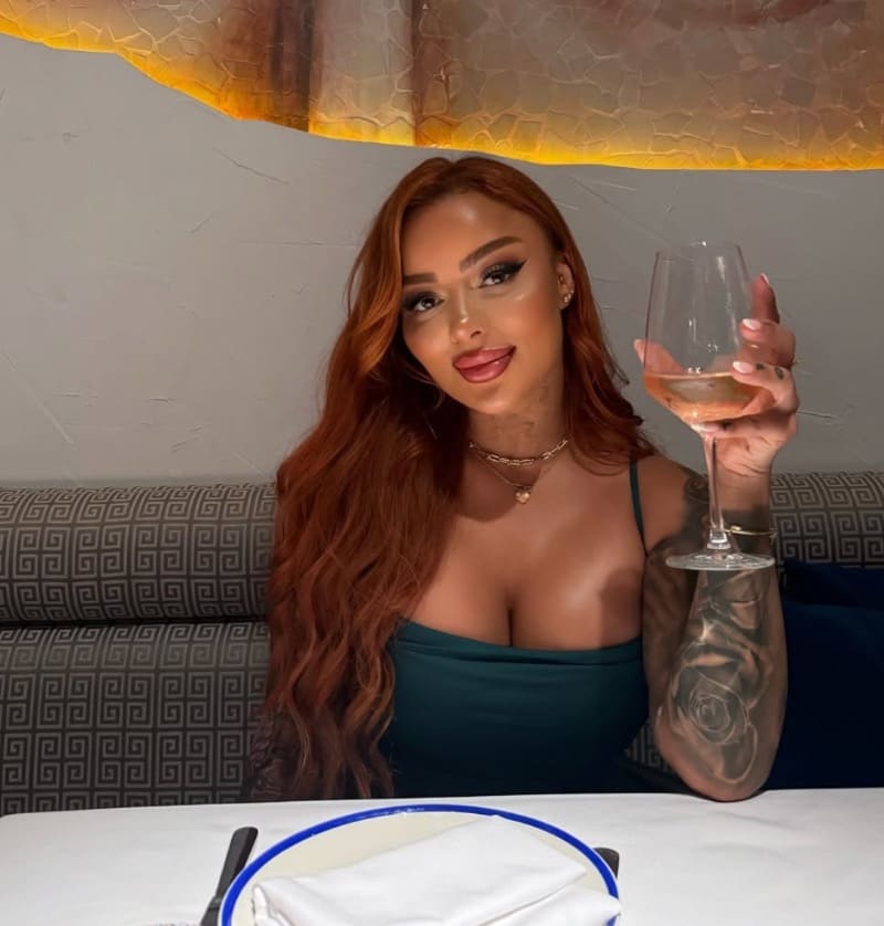 babe in restaurant
