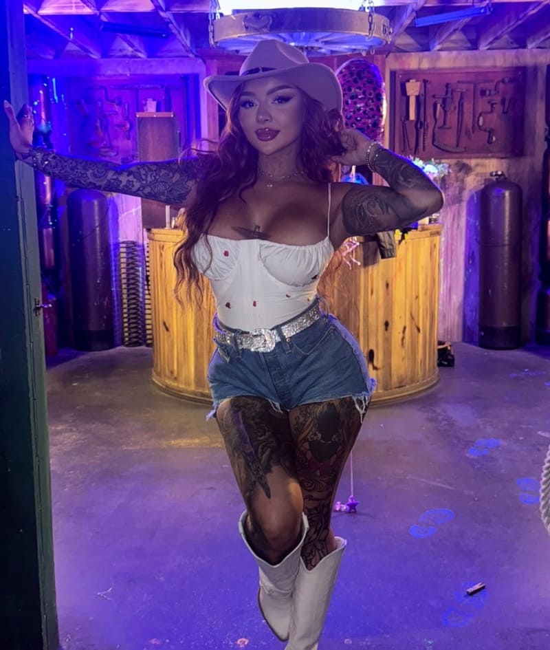 Marcellina in sexy outfit