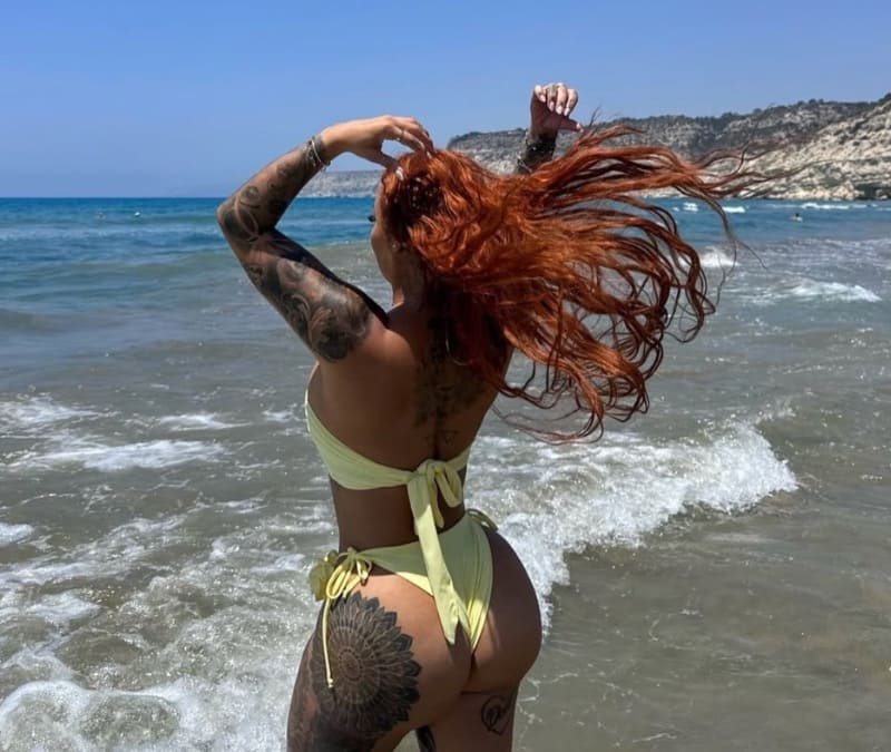 Babe in gele bikini met bolle billen