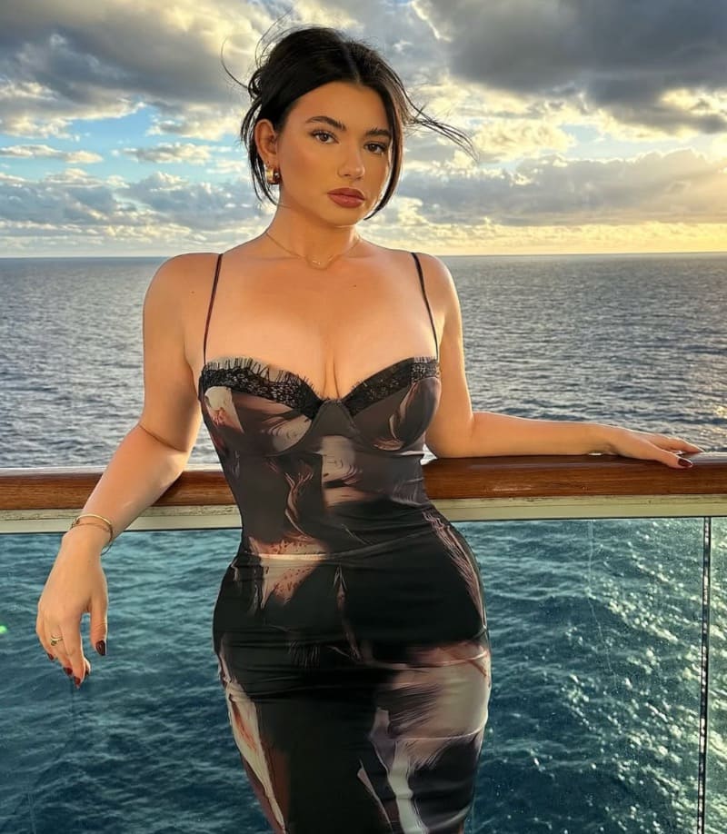 Babe in sexy jurk