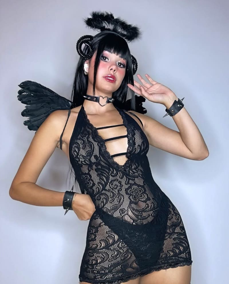 Nikky met zwarte lingerie