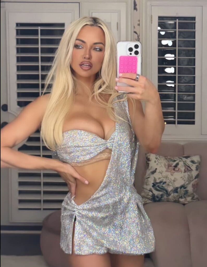 Babe in sexy grijze jurk