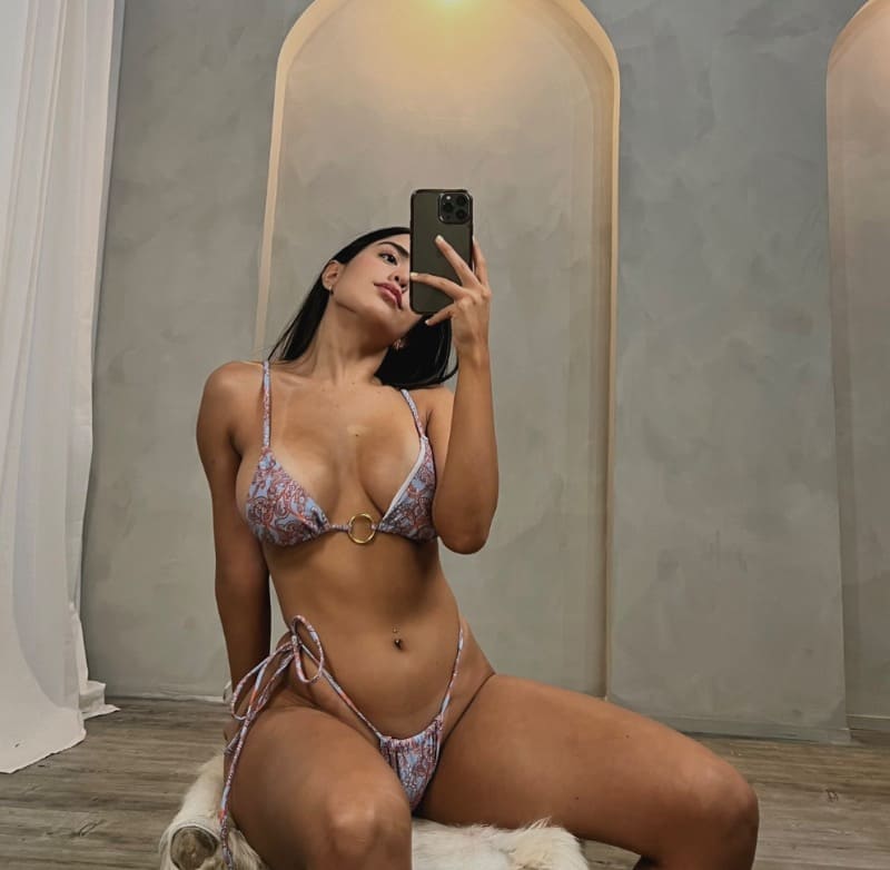 Karina in lingerie in pashokje