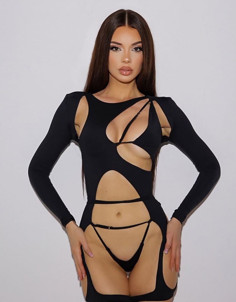 Babe in complexe sexy outfit