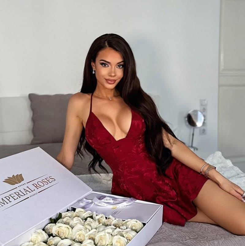 Veronika in rode jurk met bloemen