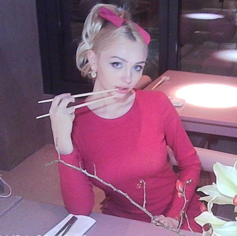 Yana eet sushi