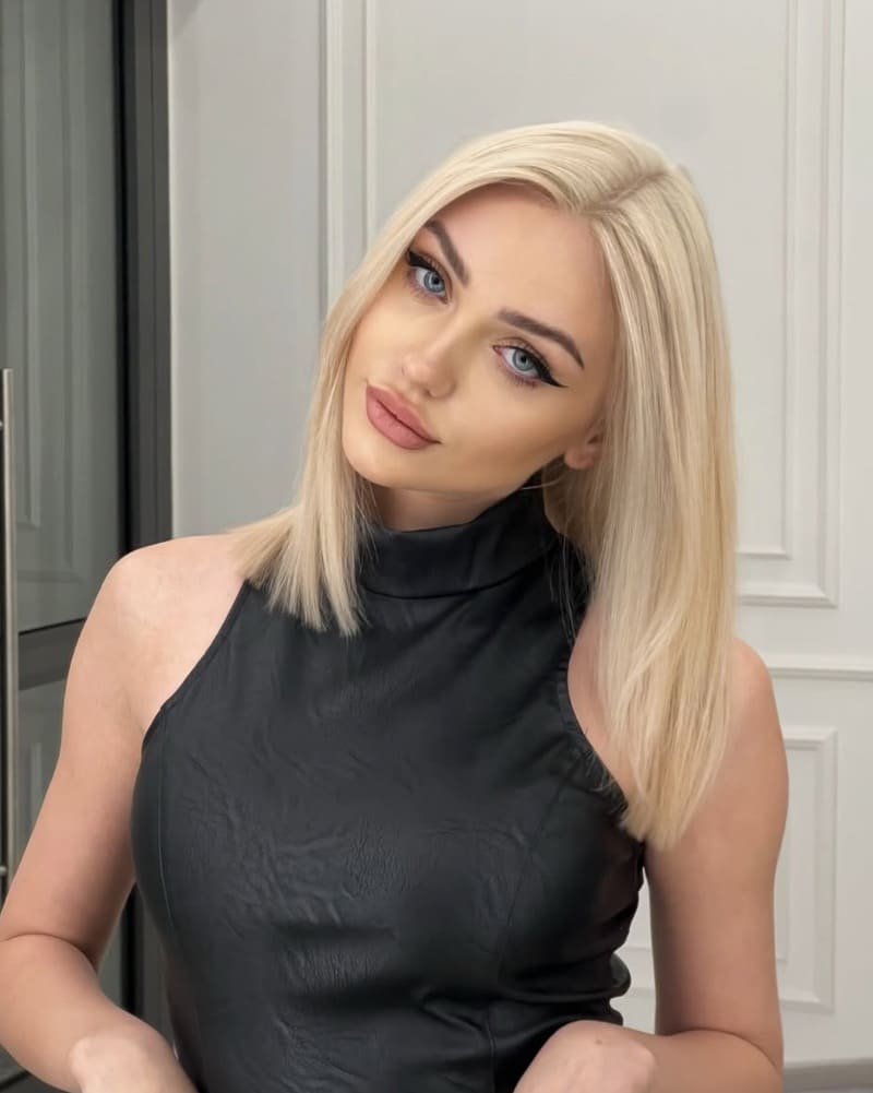 Babe in zwarte jurk