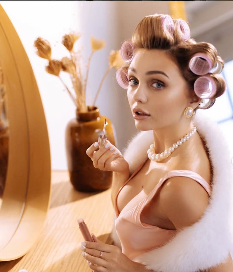Yana in sexy roze lingerie maakt zich klaar