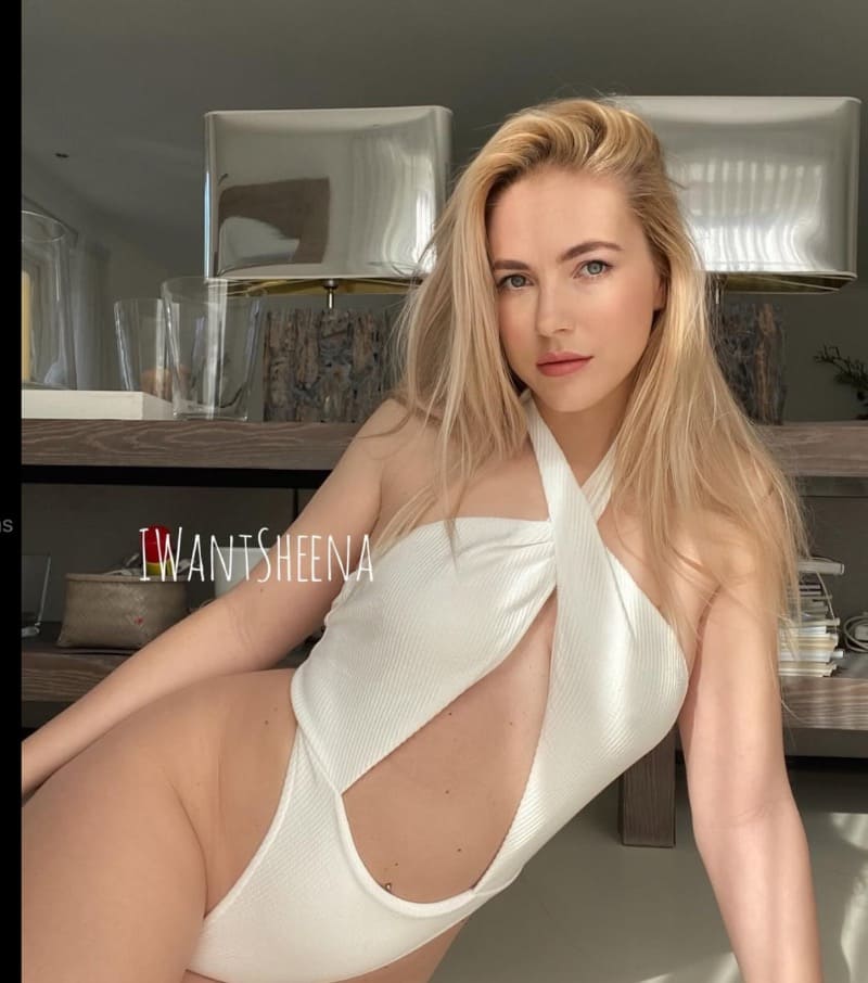 Babe in sexy witte outfit