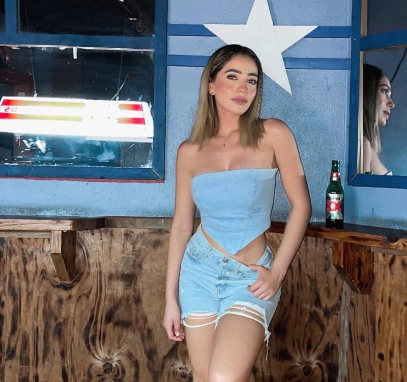 Babe in blauwe sexy outfit