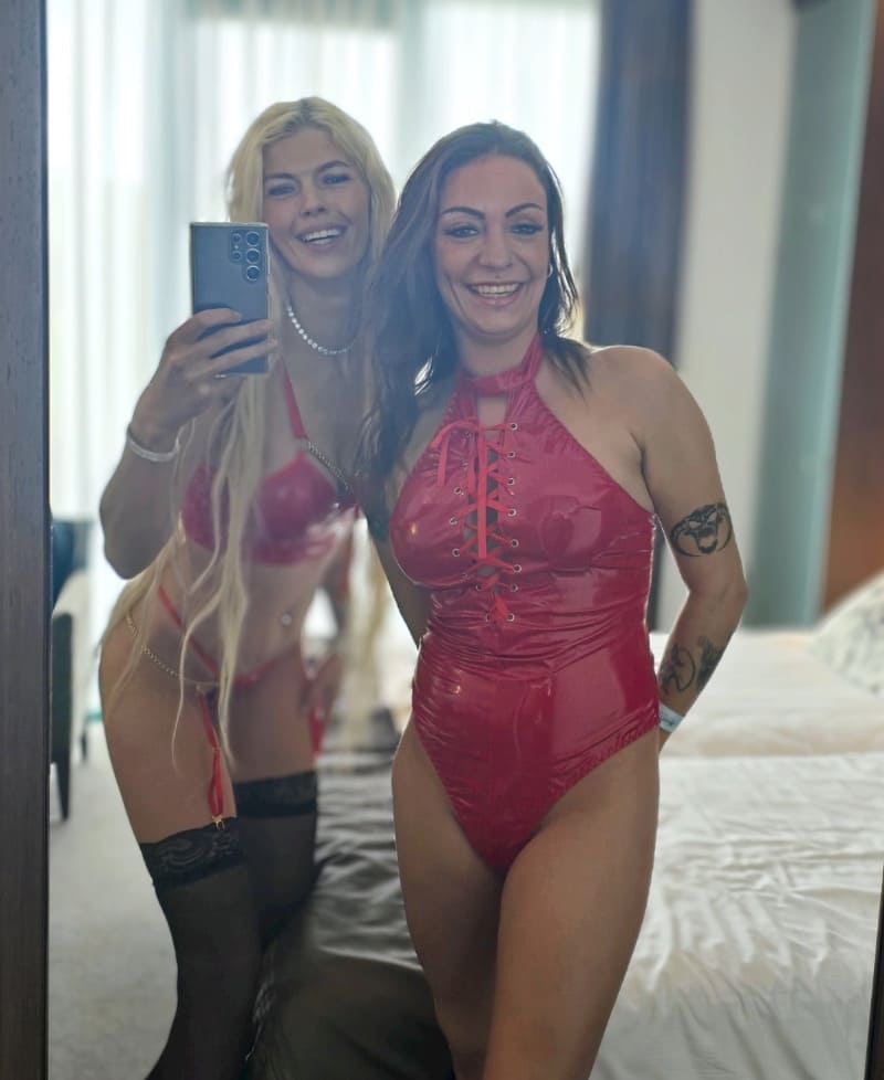 Essociaal en vriendin in sexy rode lingerie