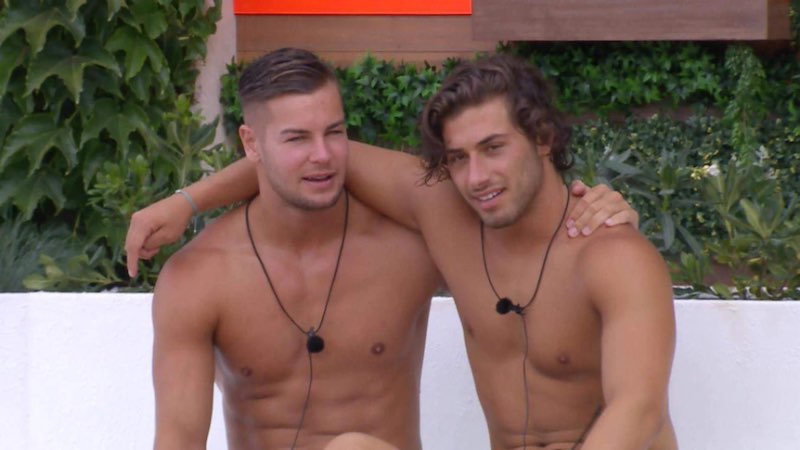 Mannen In bromance houden elkaar vast