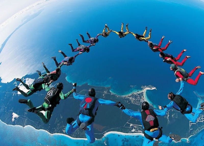 Skydiven met verschillende mensen als extreme sport