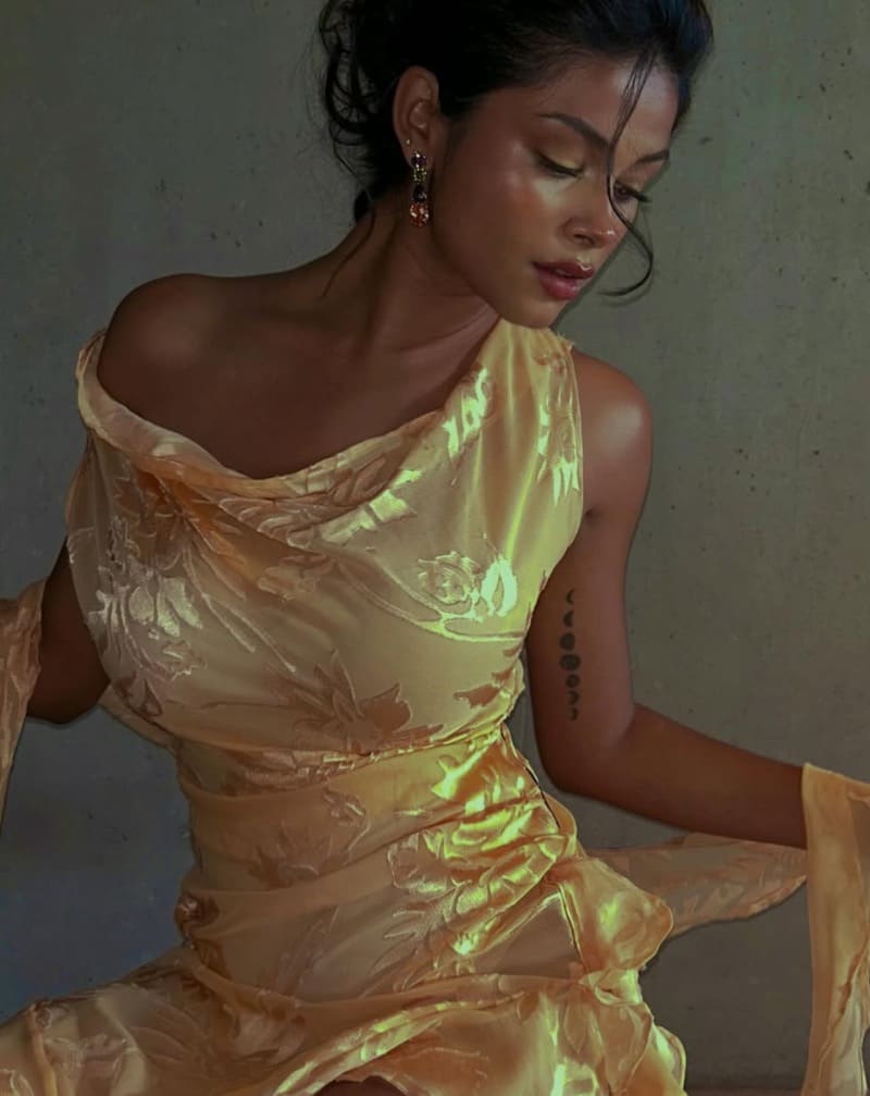 Babe in gouden kleed