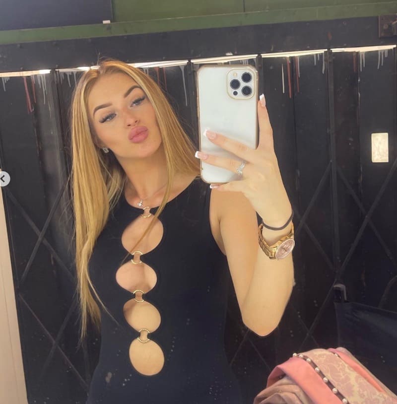 Babe in sexy jurkje