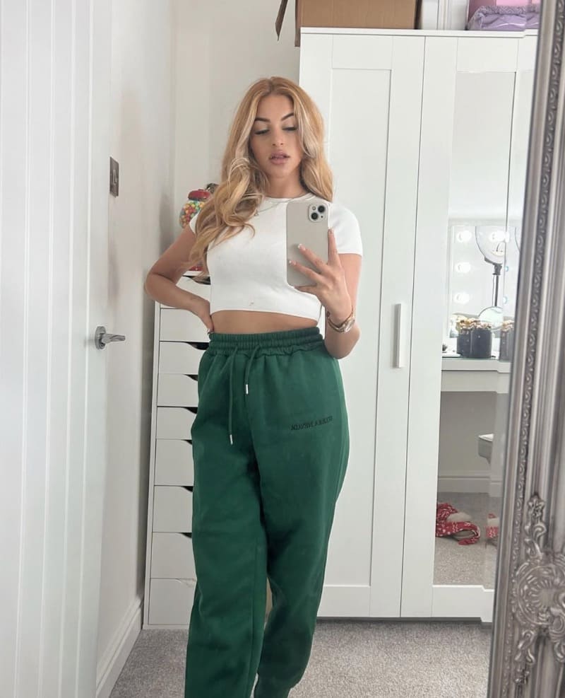 Hottie in groene broek en wit topje