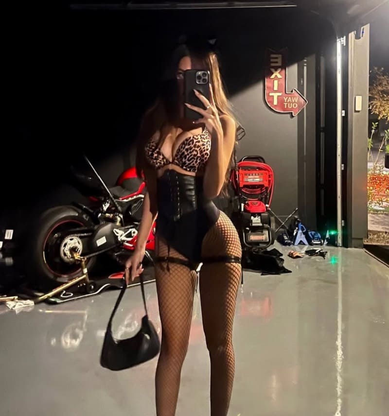 Senya in korte outfit voor haar motor