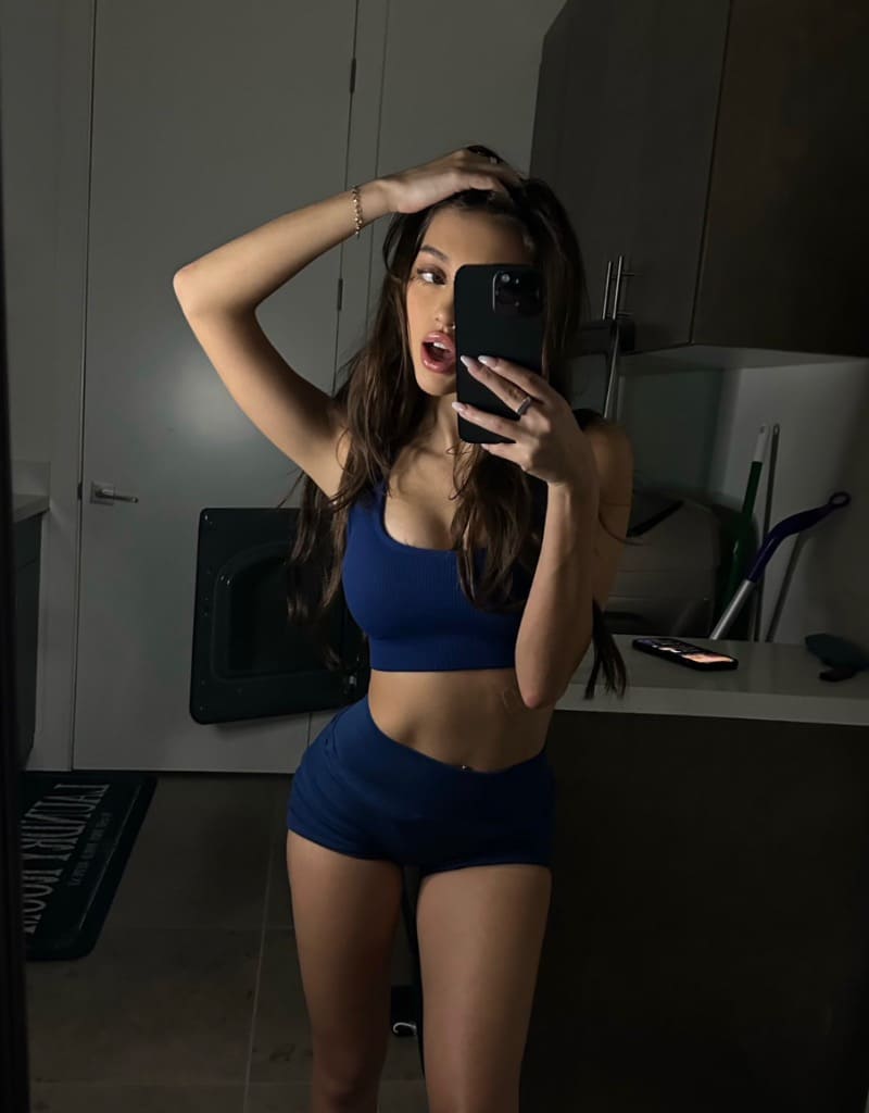 Babe in sexy blauwe outfit