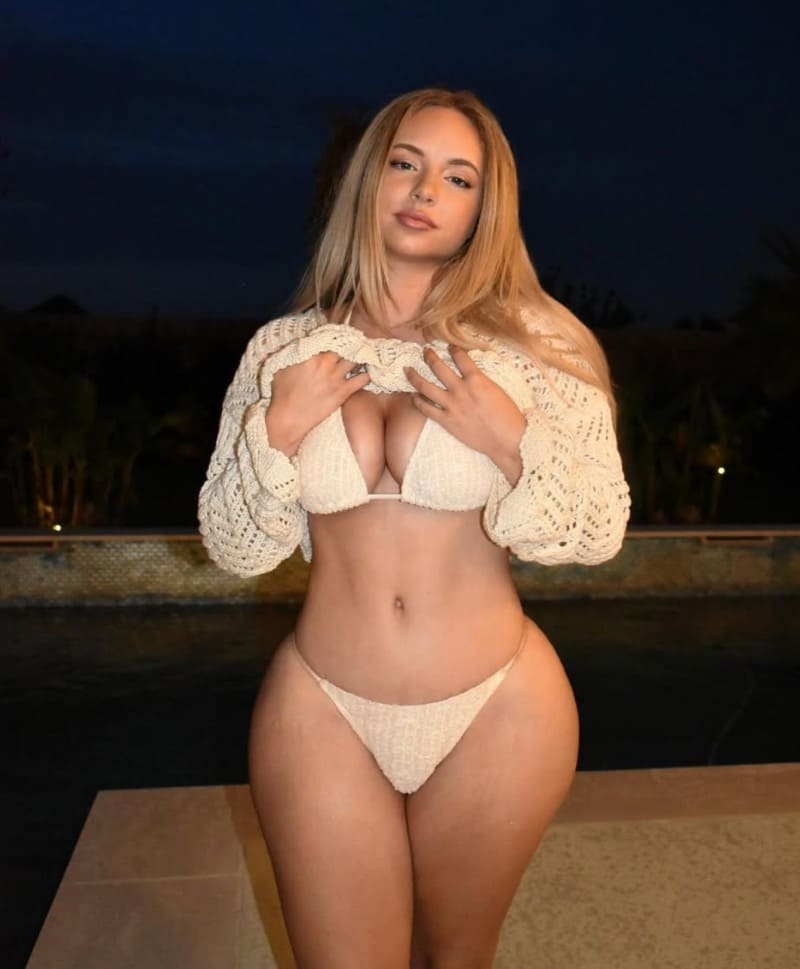 kassidie in sexy lingerie met dikke tieten en sexy billen