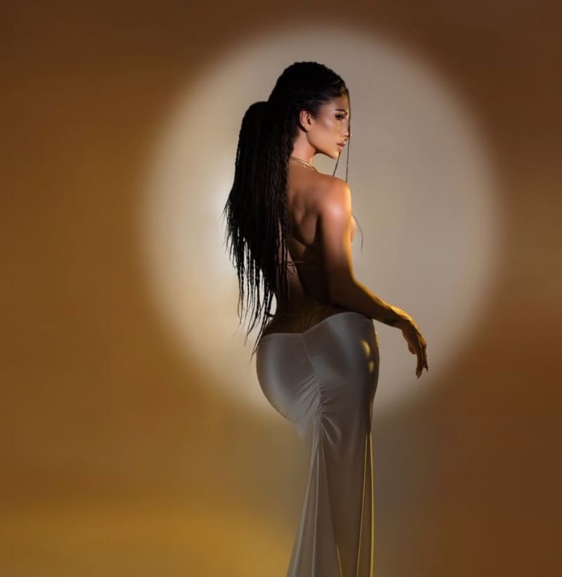 Barbara in sexy witte jurk