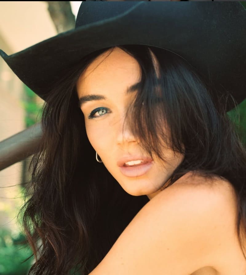 Babe in sexy cowboy hoed