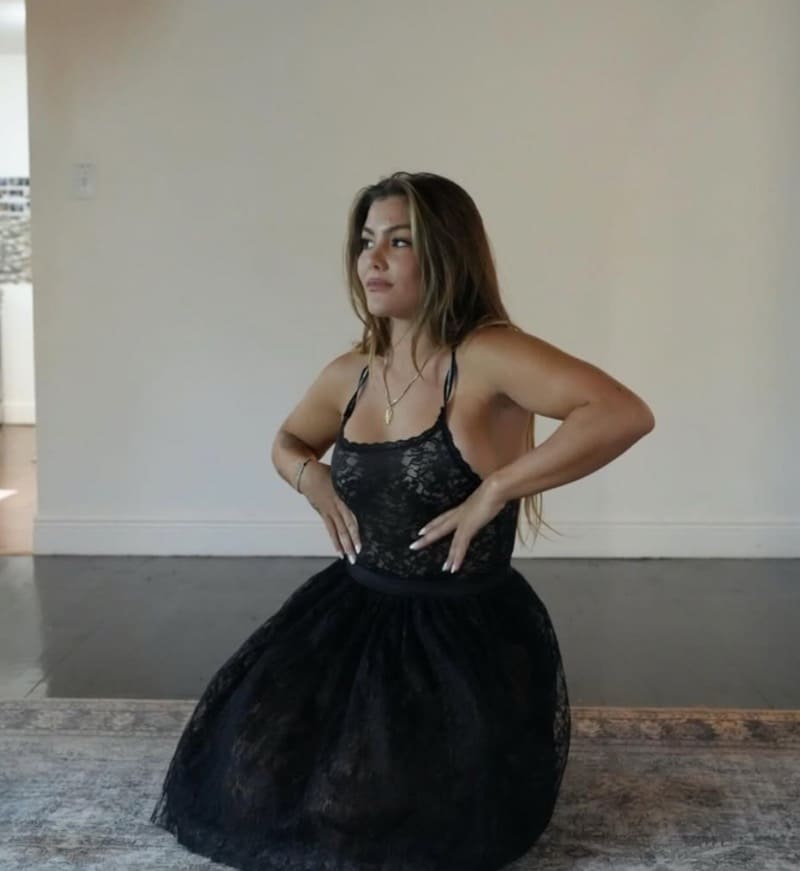 Tori in sexy zwarte jurk