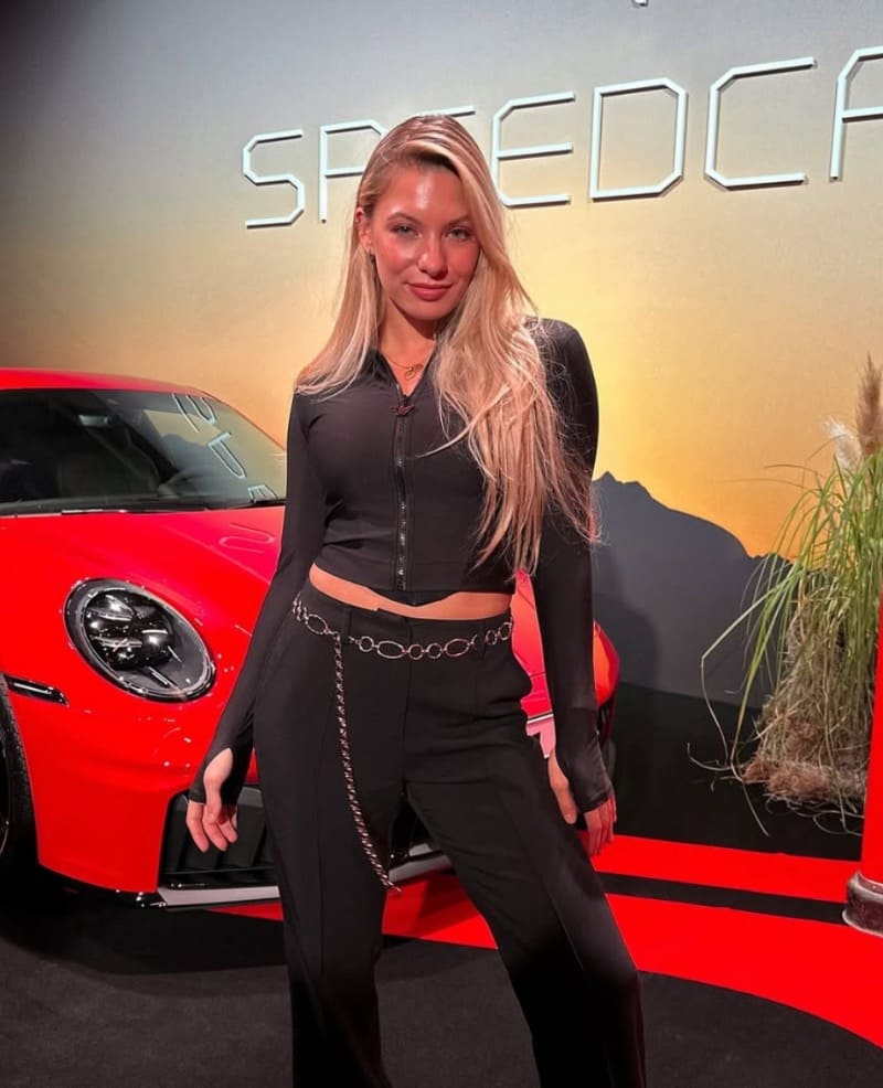 Babe voor porsche met sexy zwarte outfit