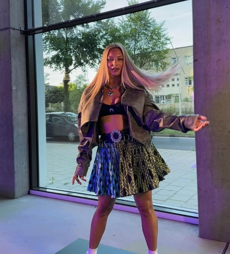 Amber in sexy outfit en kort rokje